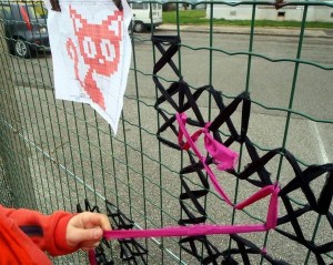 Украшение вышивкой заборов из сетки (8)