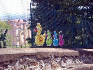 Украшение вышивкой заборов из сетки (8)