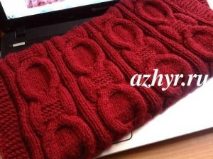 Красный снуд спицами с узором косы (3)